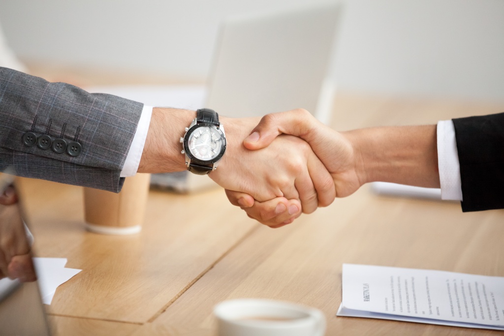 closeup-view-handshake-two-businessmen-suits-shaking-hands.jpg часы