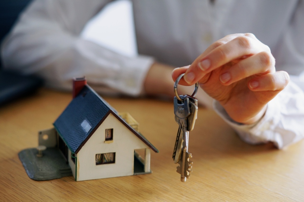 closeup-shot-person-thinking-buying-selling-house.jpg дом