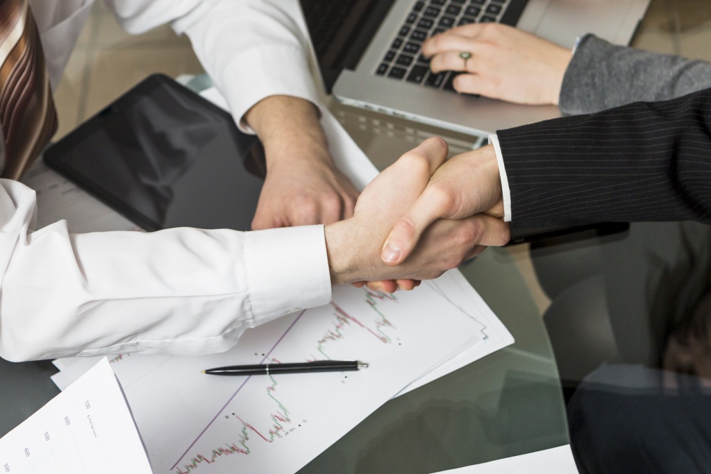 close-up-two-businesspeople-shaking-hands.jpg график