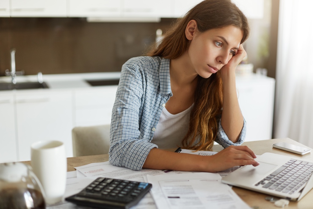 young-woman-checking-her-budget-doing-taxes.jpg кухня