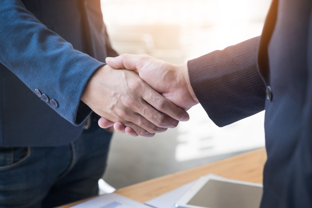 two-confident-business-man-shaking-hands-meeting-office-success-dealing-greeting-partner-concept.jpg приветствие