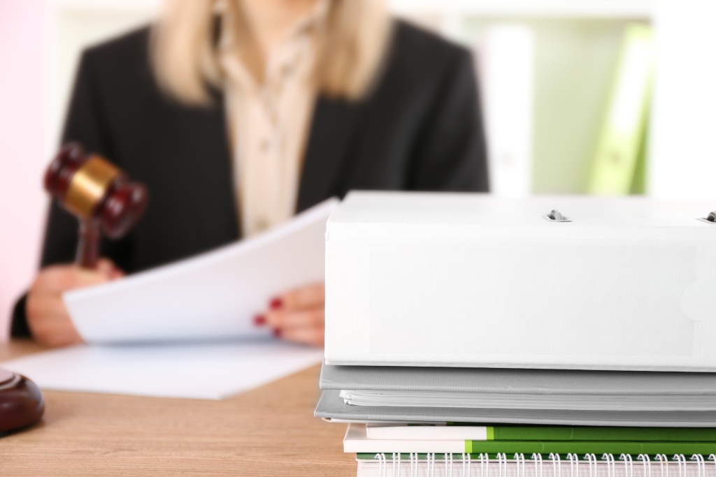 young-female-judge-working-her-office.jpg женщина