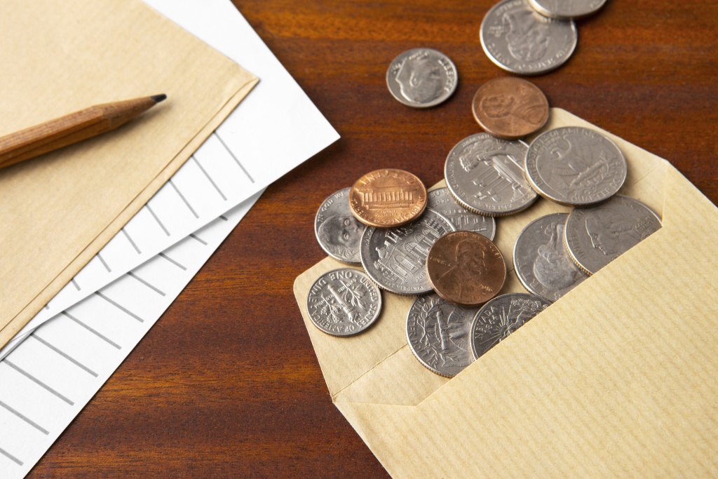 close-up-coins-table.jpg карандаш