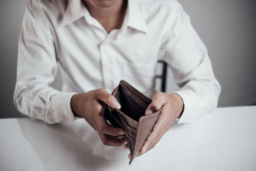 businessman-saving-money.jpg кошелек