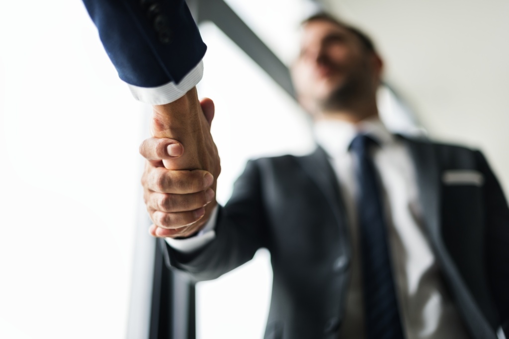 handshake-business-men-concept.jpg костюм