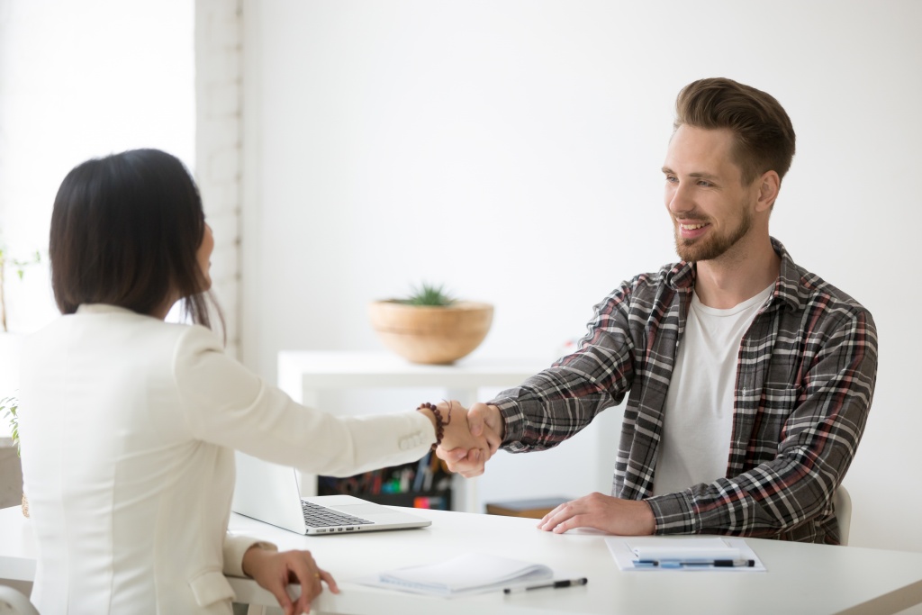 smiling-millennial-partners-handshaking-office-thanking-successful-teamwork.jpg пиджак